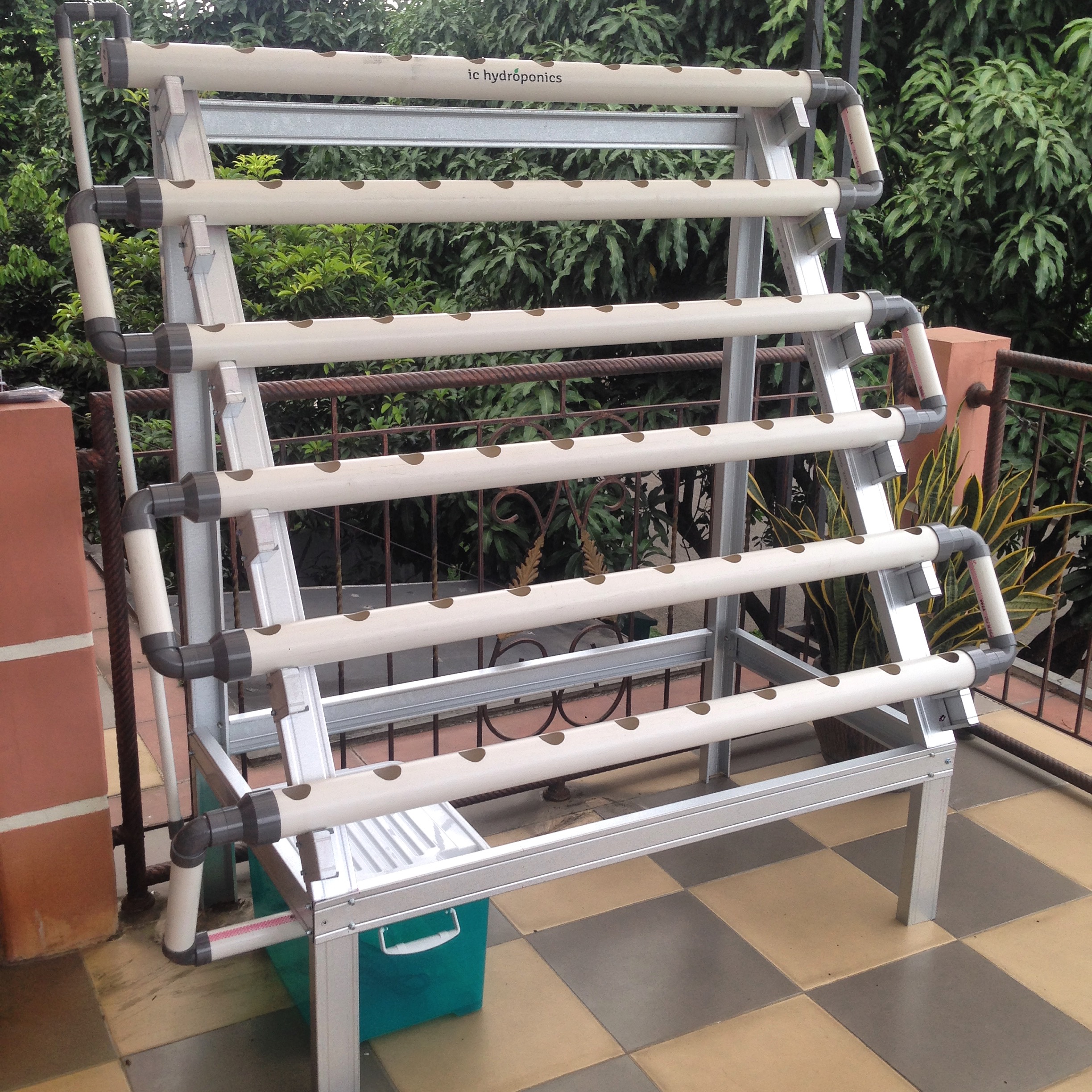 Гидропонная установка из канализационных труб